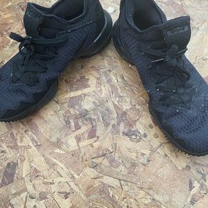 Mens barely worn Nike shoes. Size 9